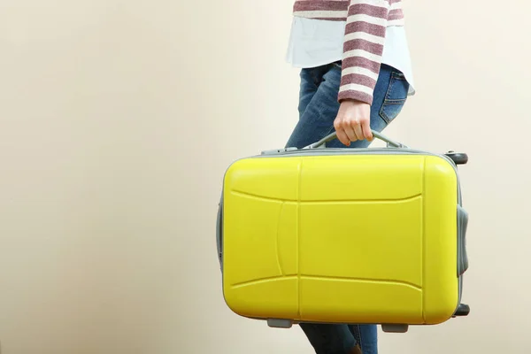 Dziewczyna z walizką podróżną — Zdjęcie stockowe
