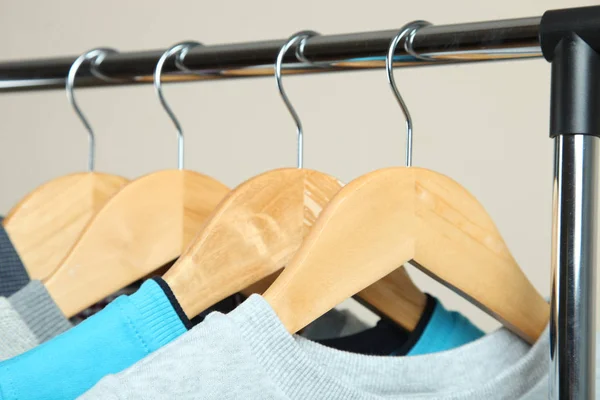 Kinderkleding op een hanger — Stockfoto