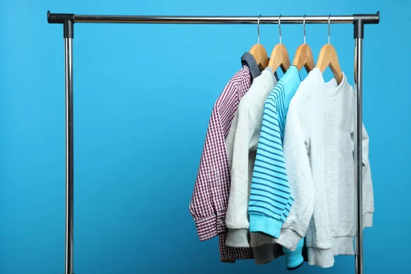 Roupa de crianças em um cabide — Fotografia de Stock