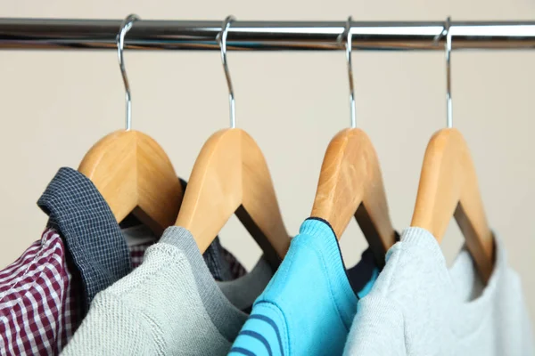 Kinderkleding op een hanger — Stockfoto