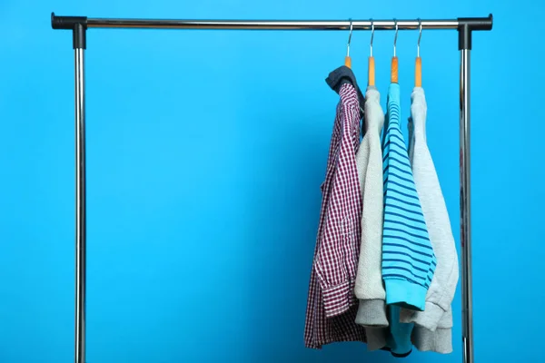 Roupa de crianças em um cabide — Fotografia de Stock