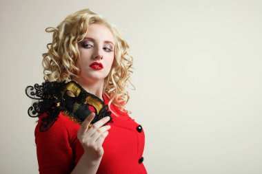 Karnaval maskesi ile kız