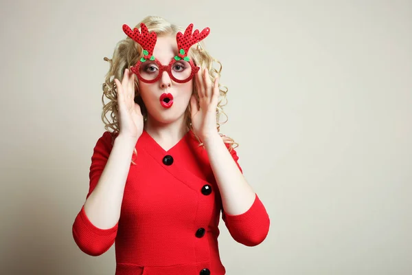 Fille en lunettes de Noël rouges — Photo