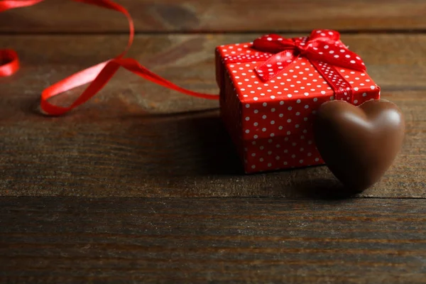 Geschenkschachtel und Schokolade — Stockfoto