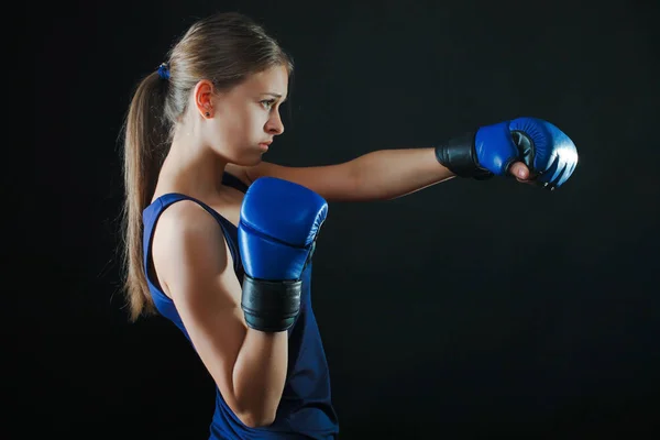 Ragazza in guanti da boxe — Foto Stock