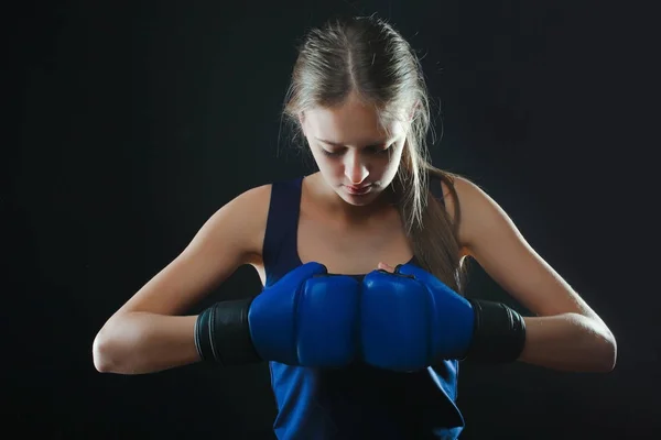 Ragazza in guanti da boxe — Foto Stock