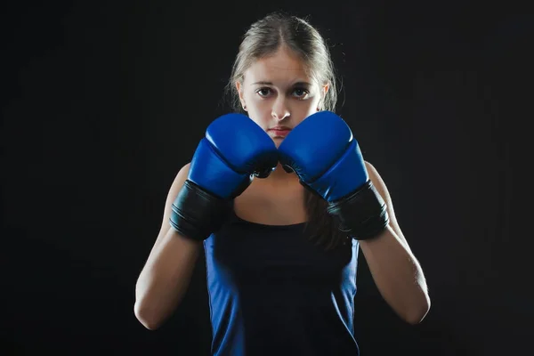 Ragazza in guanti da boxe — Foto Stock