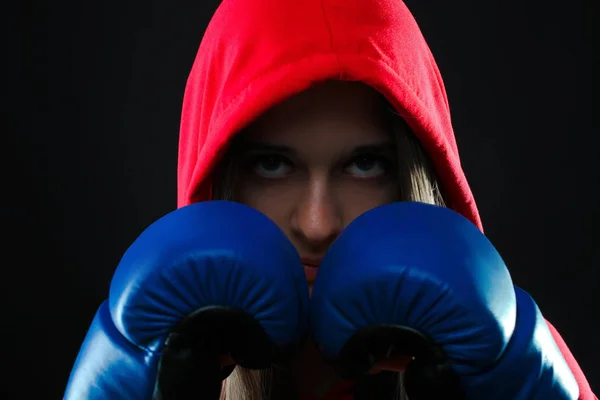 Ragazza in guanti da boxe — Foto Stock