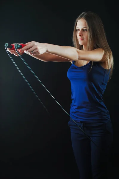 Chica con una cuerda saltando — Foto de Stock