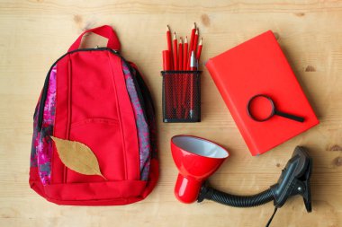 Kırmızı şeyler kolaj