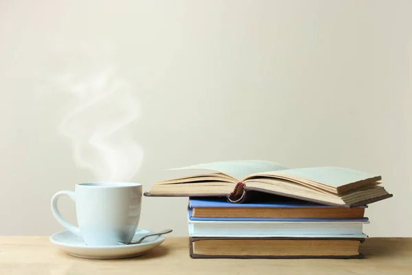 Egy halom könyvet és egy csésze tea — Stock Fotó