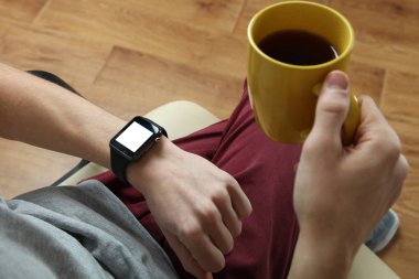 Akıllı saat takan adam