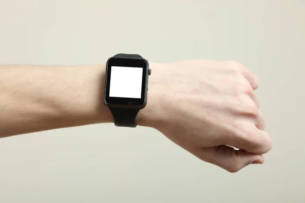 Reloj inteligente en la mano —  Fotos de Stock