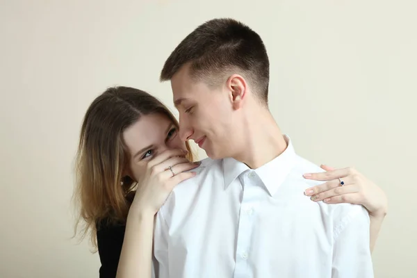 Jovem casal apaixonado — Fotografia de Stock