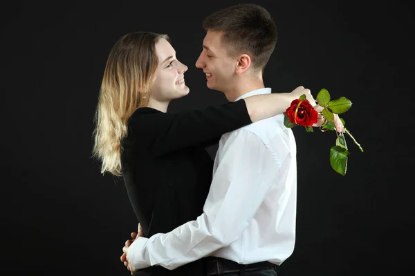 Молода пара закохана — стокове фото