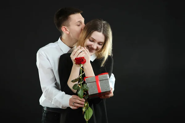 Jovem casal apaixonado — Fotografia de Stock