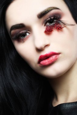 Makyaj içinde ve uzatılmış kirpik