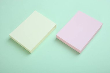 Pembe ve sarı çıkartmalar.