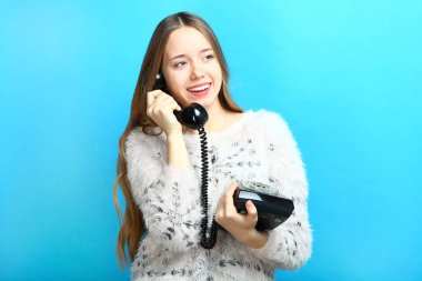 Kız eski bir tel telefonla konuşuyor