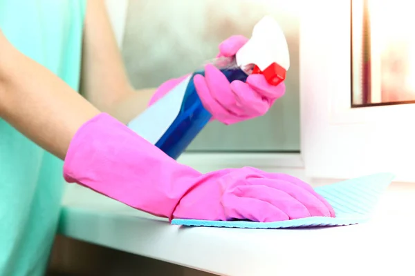 Girl washes the window — Stock Photo, Image