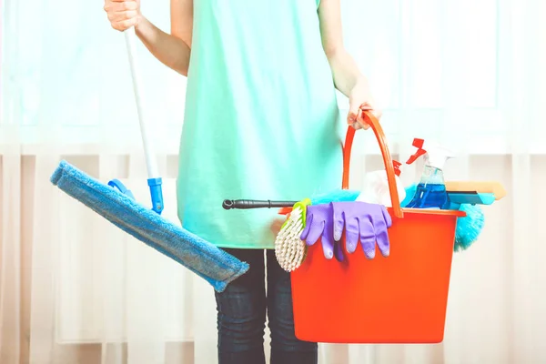 Femme de ménage avec une serpillière et des produits de nettoyage — Photo