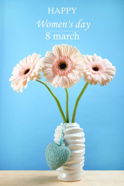 Bir vazoda üç gerbera