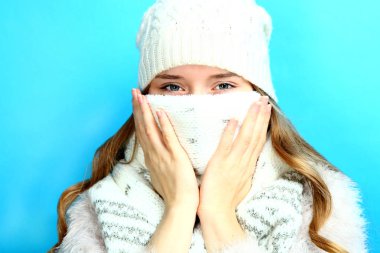 kız sıcak bir eşarp ve bir kap