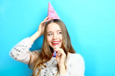 Kız bir kap ve bir boru ile