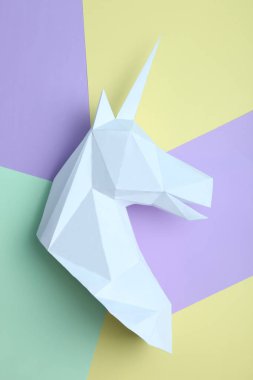 Beyaz bir tek boynuzlu at başkanı 