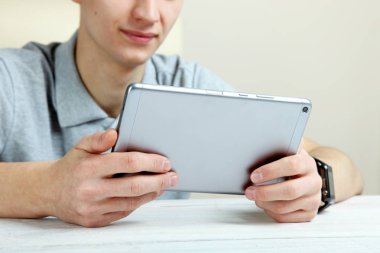 tablet ile adam.