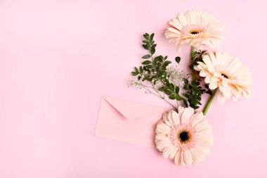 Üç pembe gerbera buketi