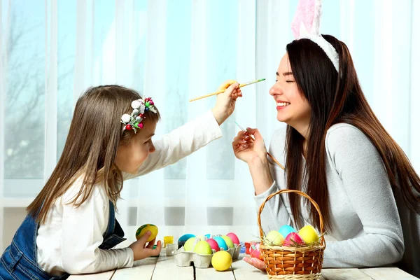 Mom with a girl is painted on Easter eggs — Stock Photo, Image