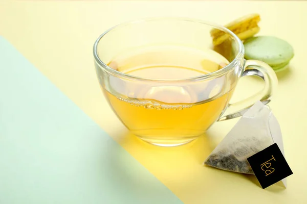 Chá de hortelã e um macaroon — Fotografia de Stock
