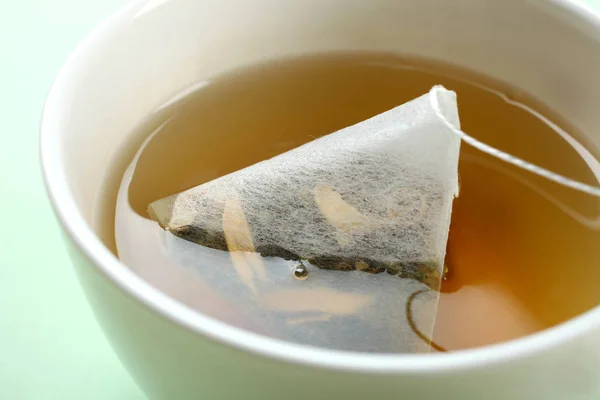 Saco de chá de hortelã em uma xícara — Fotografia de Stock
