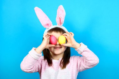 bir tavşan kostüm Paskalya yumurtaları ile kız