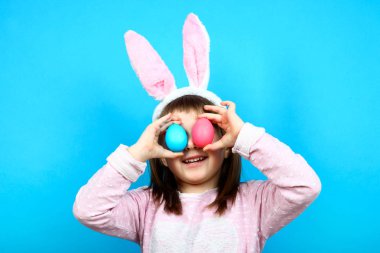 bir tavşan kostüm Paskalya yumurtaları ile kız