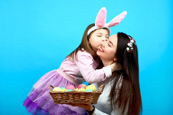 Mom and little girl with a basket of easter eggs — Stock Photo, Image
