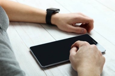 Elinde modern bir tablet 