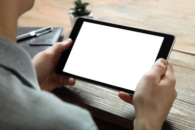 Bir adam elinde modern bir tablet 