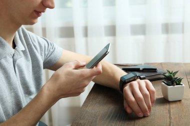 Adam akıllı bir saat ve bir akıllı telefon ile. 