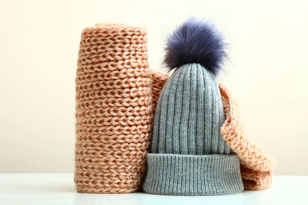 Chapéu cinza com um pompon e um lenço tricotado — Fotografia de Stock