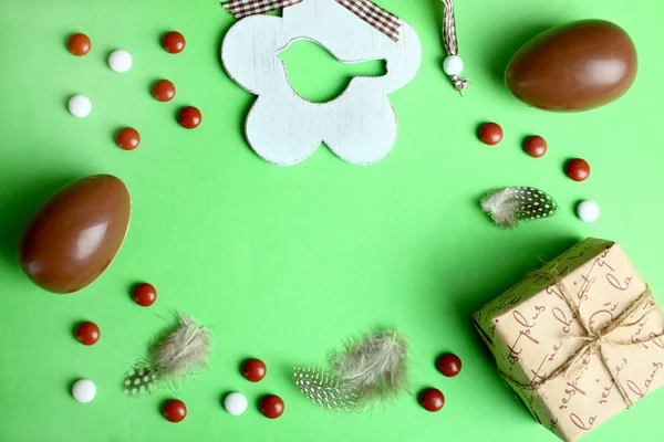 Un marco de dulces y huevos de chocolate — Foto de Stock