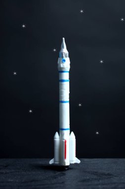 Gezegenin yüzeyinde bir havai fişek kartondan 