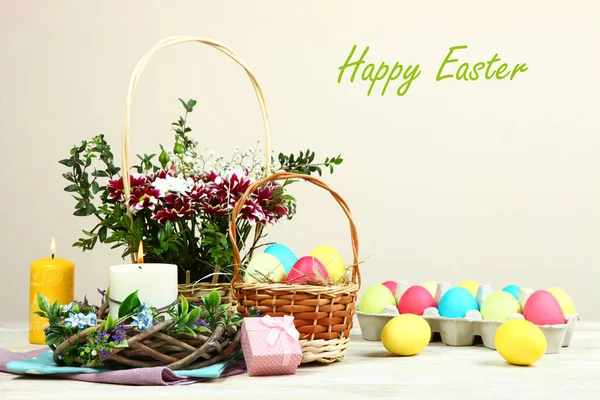 Kosár színes húsvéti tojás — Stock Fotó