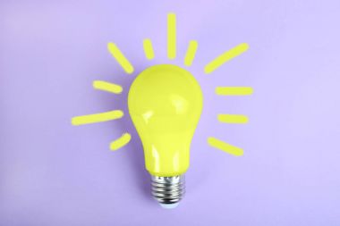 Sarı bir akkor ampul 