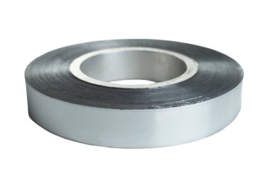 Beyaz arka plan üzerinde izole gümüş koli bandı.