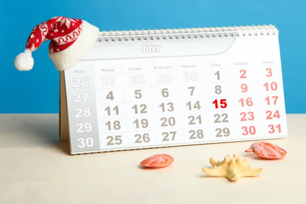 Asztali naptár és karácsonyi sapka — Stock Fotó