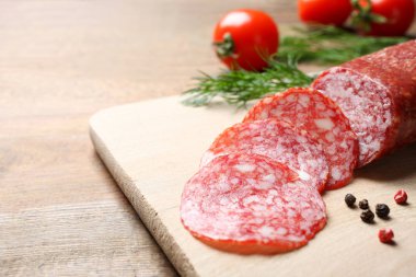 Sosis salam ve kiraz domates