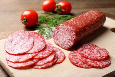 Sosis salam ve kiraz domates