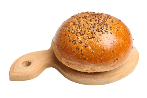 Rundes Brötchen Mit Sonnenblumenkernen Auf Einem Holzbrett Auf Weißem Hintergrund — Stockfoto